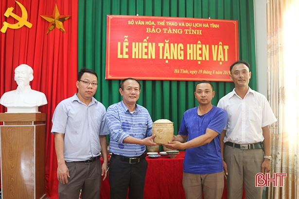 Hội viên Hội cổ vật sông Lam hiến tặng 28 cổ vật cho Bảo tàng Hà Tĩnh