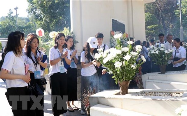 120 Kiều bào Trẻ dâng hương tưởng niệm tại Ngã ba Đồng Lộc