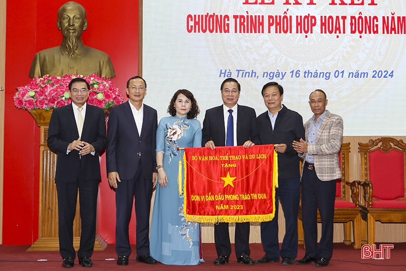 Hà Tĩnh nhận Cờ thi đua xuất sắc của Bộ Văn hóa - Thể thao và Du lịch