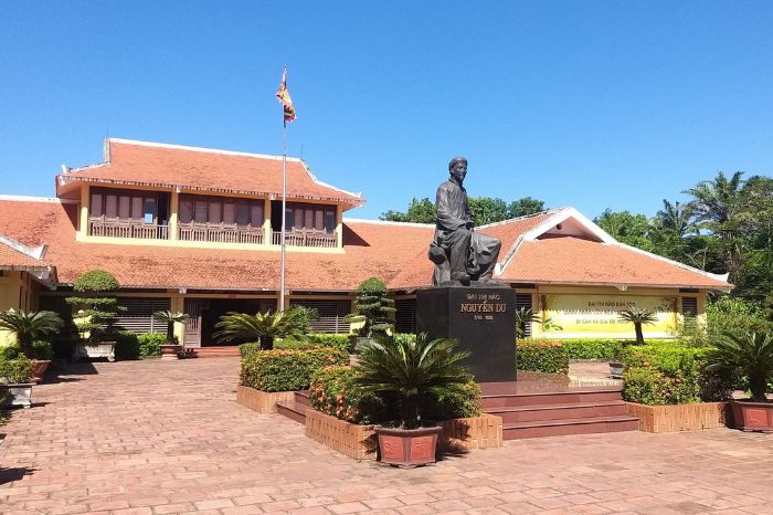 Làng Tiên Điền gắn liền với dòng họ Nguyễn Tiên Điền, nơi sản sinh ra nhiều danh nhân lịch sử, đặc biệt là Đại thi hào Nguyễn Du (1765–1820)